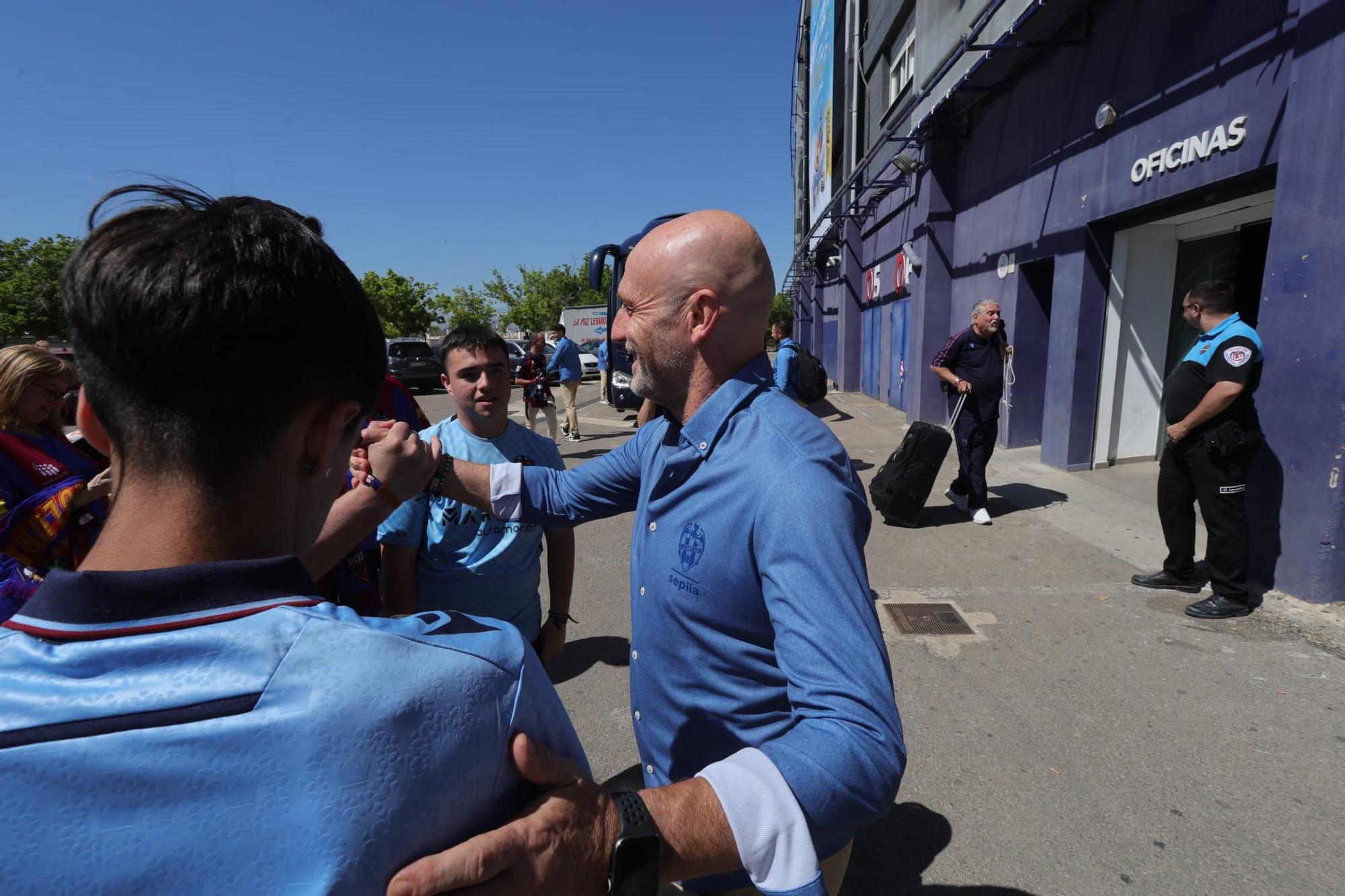 Algunos aficionados desean suerte al Levante UD antes de viajar a Buegos
