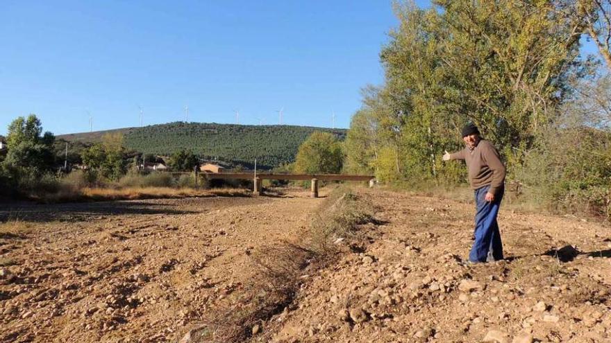 Un vecino, en el río Eria, con el cauce seco.