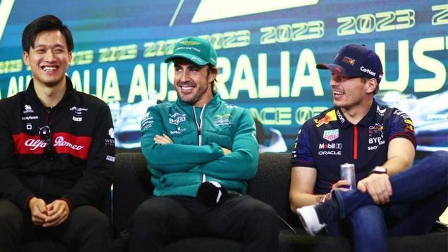 Fernando Alonso, con Zhou y Verstappen en la rueda de prensa de Australia.