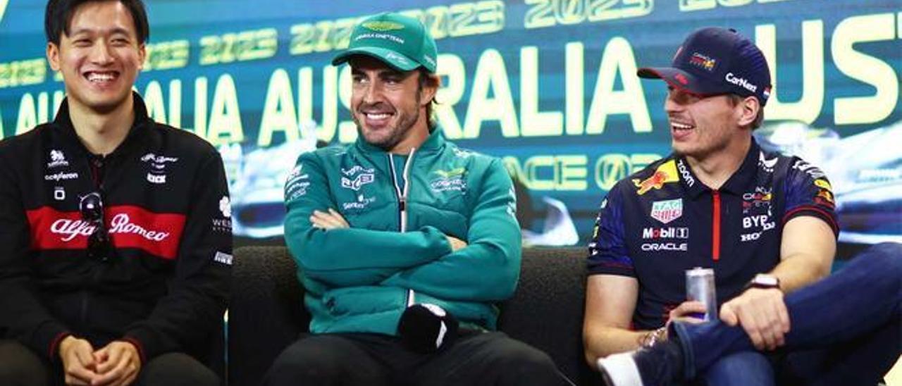 Fernando Alonso, con Zhou y Verstappen en la rueda de prensa de Australia.