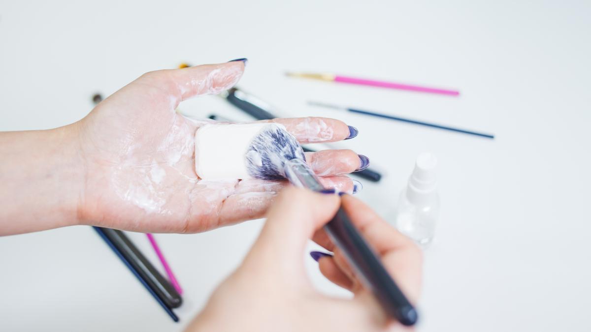 Cómo limpiar las brochas de maquillaje con un producto que tienes en casa -  Información