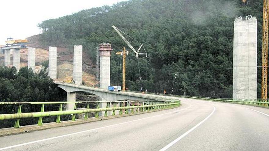 Obras de construcción del viaducto de Artedo.