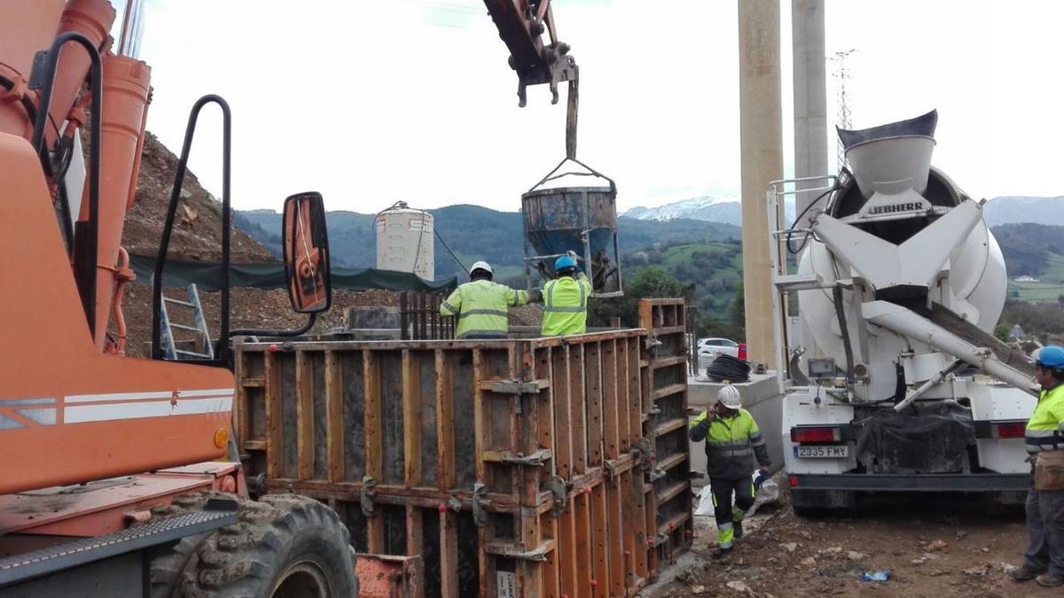 Obras de reconstrucción del puente de La Barrosa, en Salas. | Sara Arias