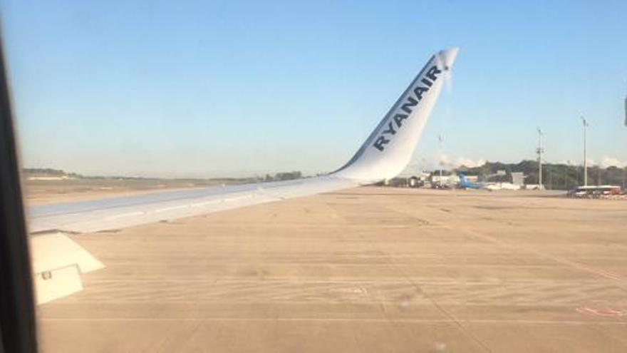 Usuaris de Ryanair atribueixen el retard d&#039;un vol a una ala congelada