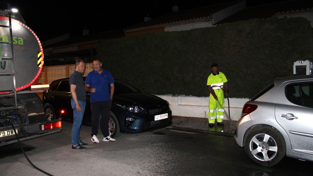 El alcalde y el edil de Limusa, supervisaban las tareas de limpieza en la calle Felipón de Cope.