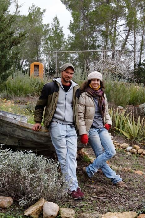 Laia Ribes y Raúl Checa, en el jardín de Can Carreró donde hacen pruebas con las plantaciones y seleccionan semillas que luego aprovechan en el área de cultivo de las hierbas aromáticas.