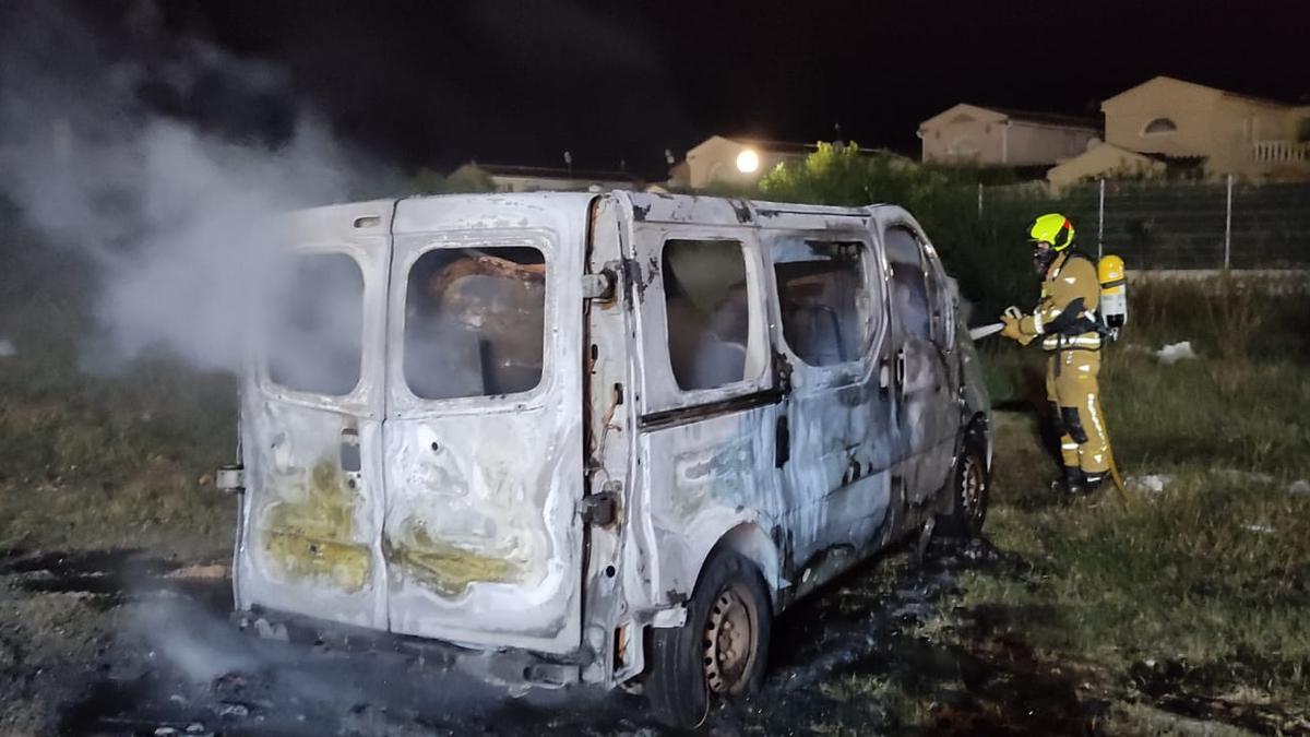 Imagen de la intervención de los bomberos en el incendio de una furgoneta en la calle Gardenias de Torrevieja