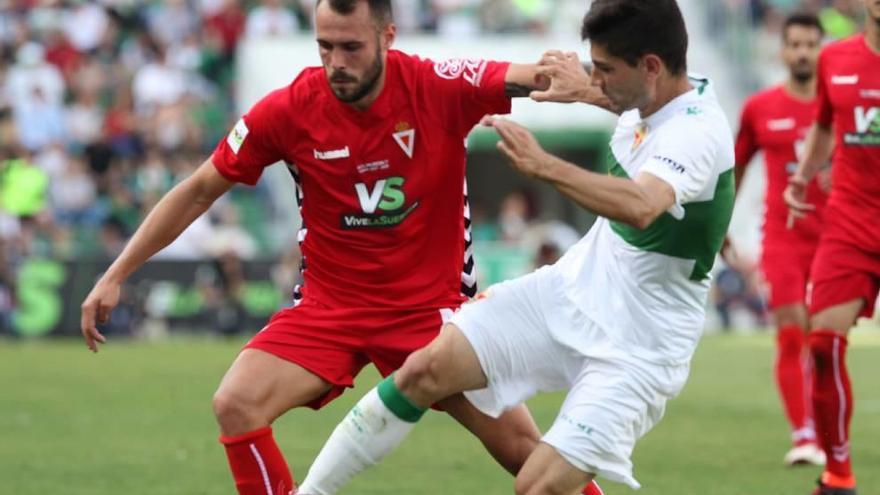 Santi Jara en acción en el encuentro de play off por el ascenso ante el Elche.