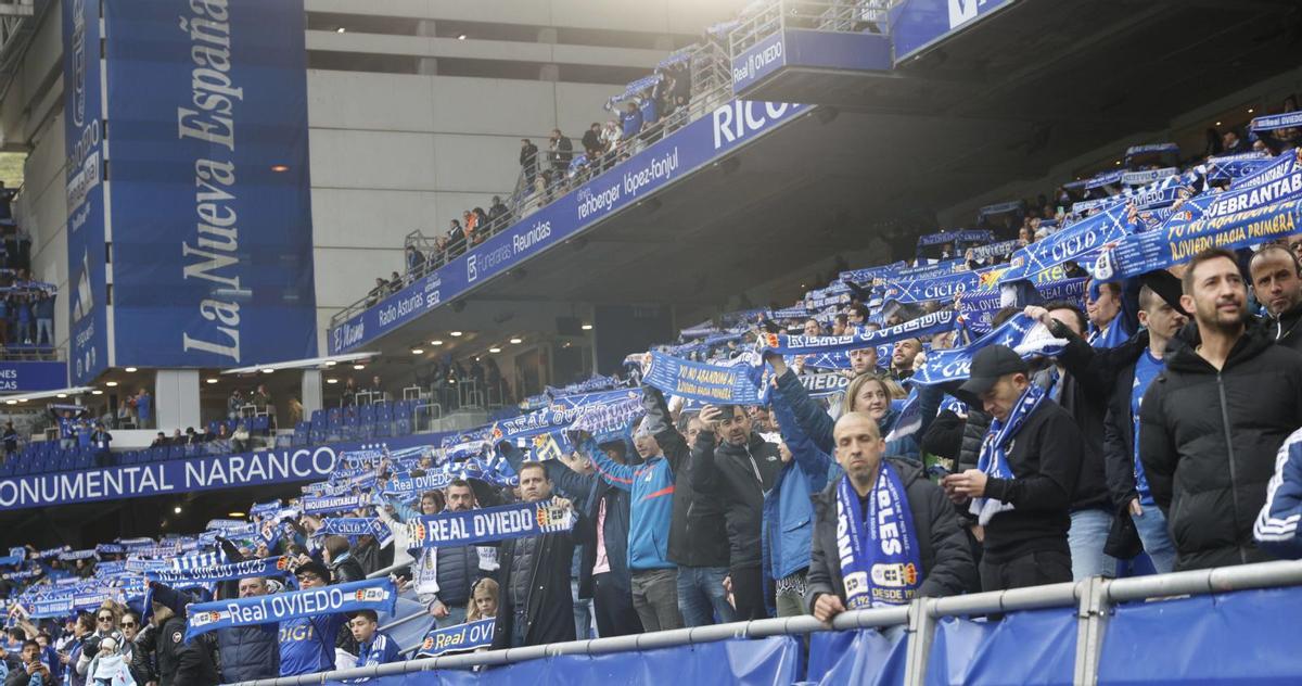 La afición del Oviedo, ayer, en las gradas del Tartiere. En detalle, Martín Peláez, Marián Mouriño, presidenta del Celta, y Alfonso Rueda, presidente de la Xunta de Galicia. | MIKI LÓPEZ / R. O.