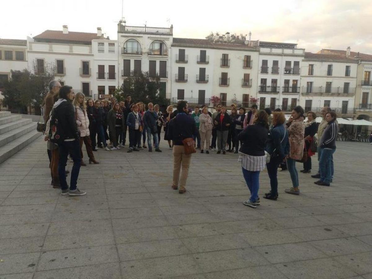 Guías de turismo en la plaza Mayor de Cáceres.