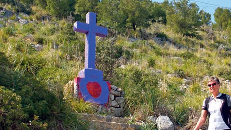 La cruz franquista, situada en el Camí del Far de Muleta.