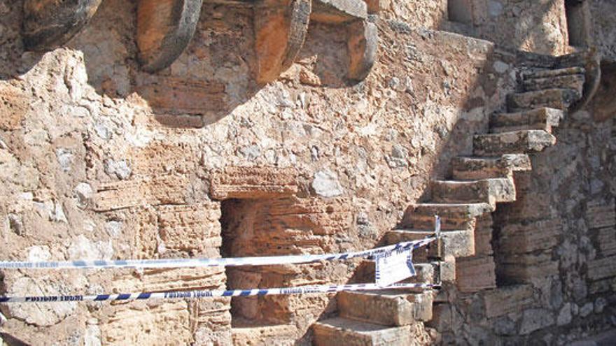 Escalera del castillo de Capdepera precintado tras la caída mortal de la turista alemana.