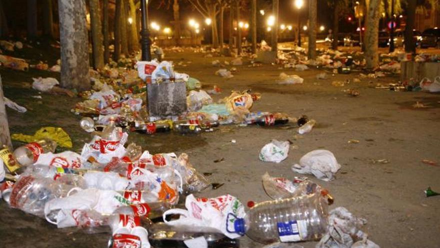 Aspecto del parque de San Martín tras un botellón en Semana Santa.