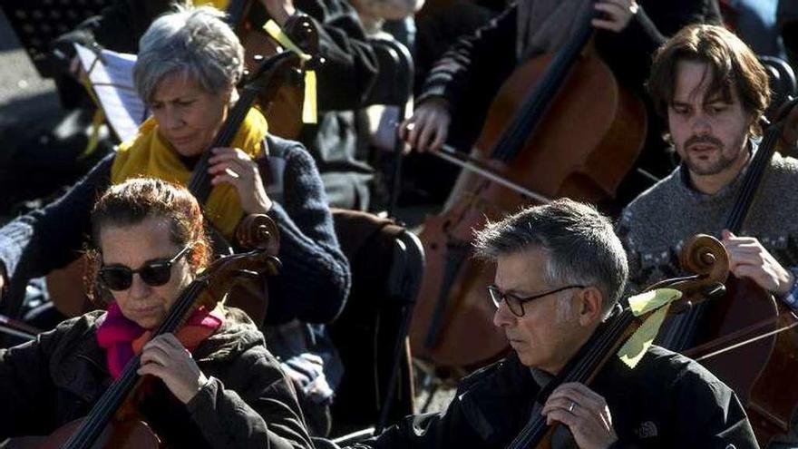 Algunos de los diez mil músicos que ayer se dieron cita en la barcelonesa plaza de España &quot;contra la represión del Estado español&quot;.