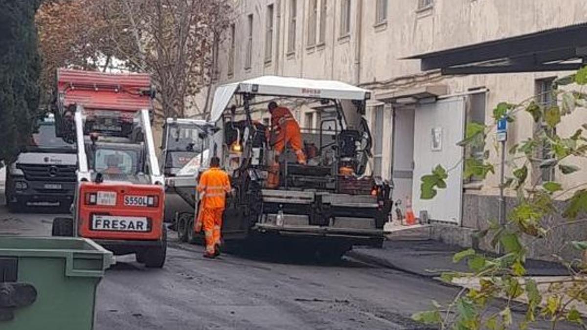 Trabajos de pavimentado en la ciudad, a cargo de las brigadas.