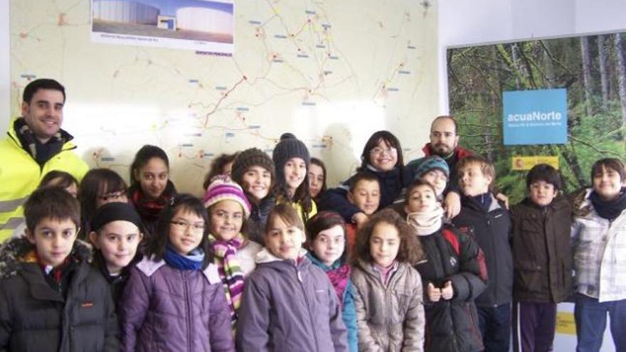 Un grupo de escolares posa con los monitores durante la visita a la estación de tratamiento de agua del Tera.