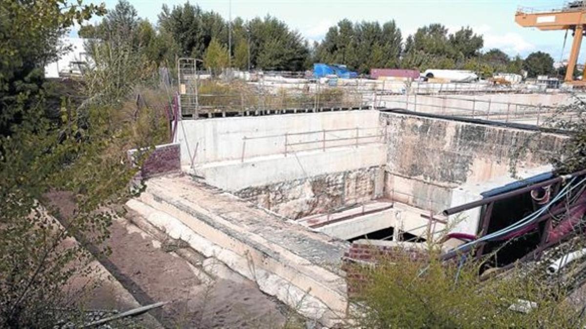 El pozo de ataque del AVE, con el muro derribado por el agua. A la derecha, los primeros militares de la UME llegados anoche para colaborar y, debajo, labores de bombeo, ayer.