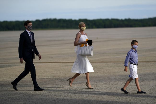 El vestido blanco con estampado XL que ha hecho que Ivanka Trump sea la más elegante del momento