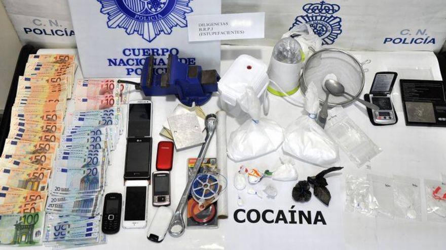 Cinco detenidos por traficar con cocaína