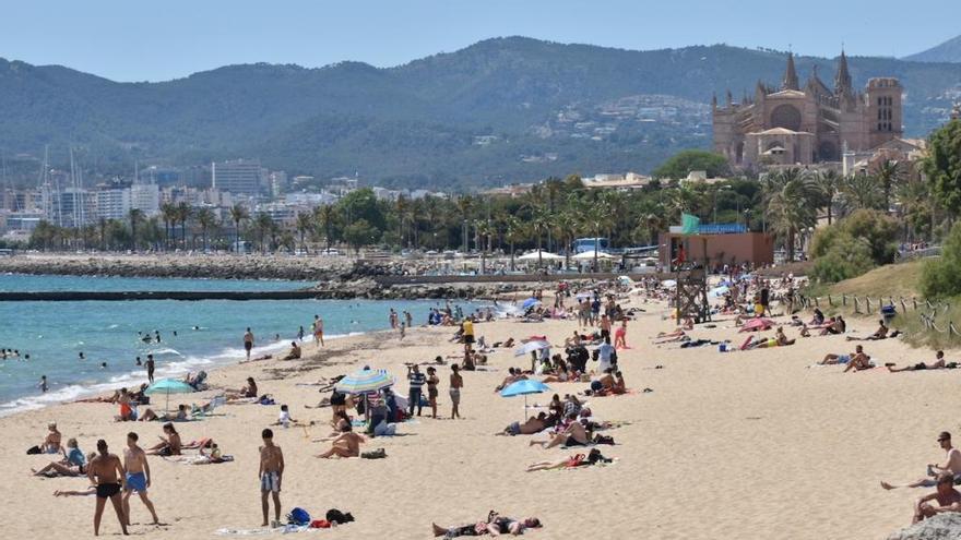 Bañistas en la playa de Can Pere Antoni de Palma.