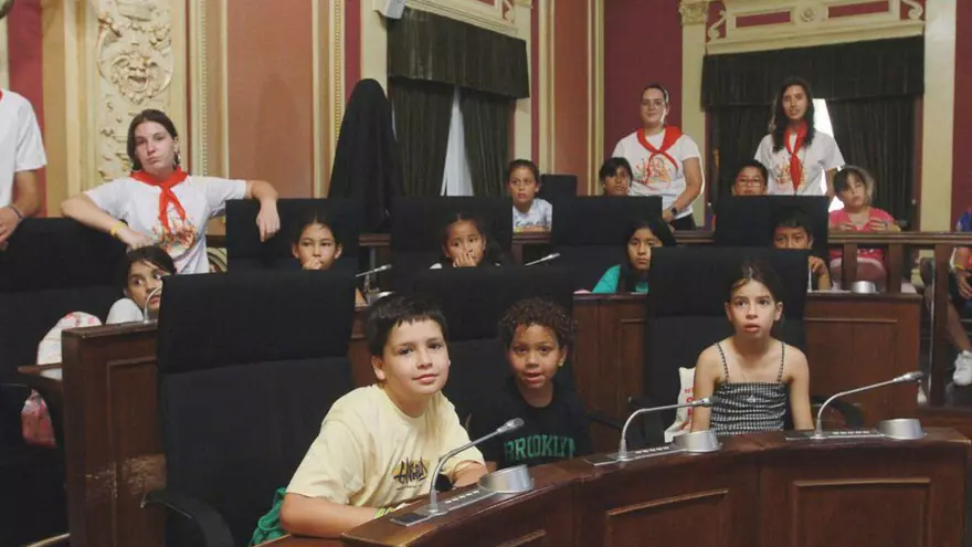 Un pleno con ideas de los niños: del circo al día del barco para ir a una isla