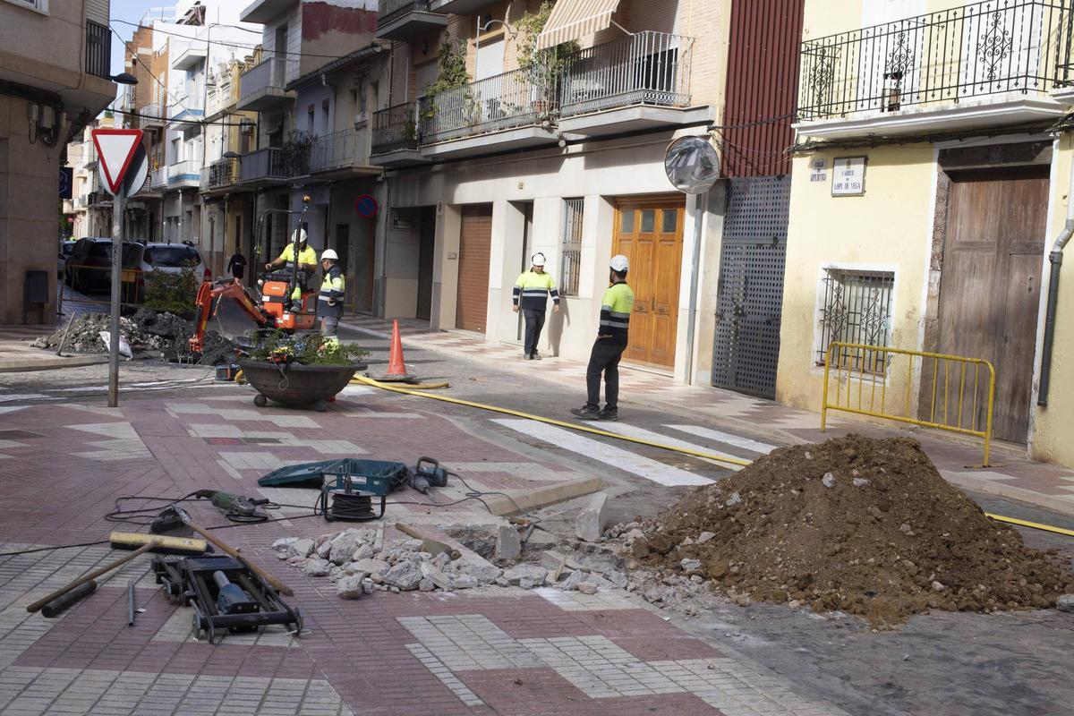 Varios operarios trabajan en una calle de Algemesí, en una imagen de archivo.