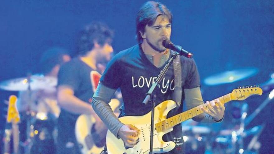 El cantante Juanes, anoche, durante el concierto en el Estadio.