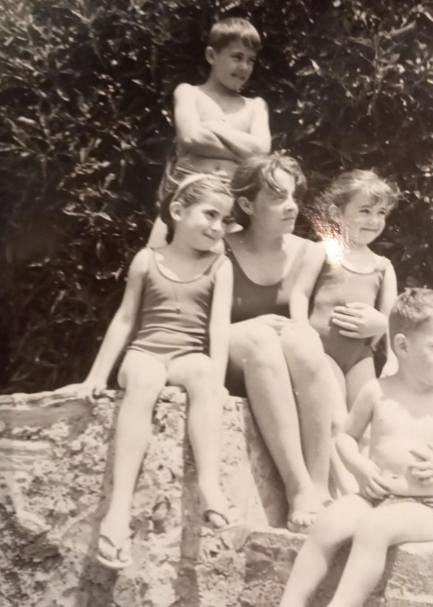 Eva María, en el centro, con su hermana y sus primos, en una imagen de su infancia.  | / L. O.