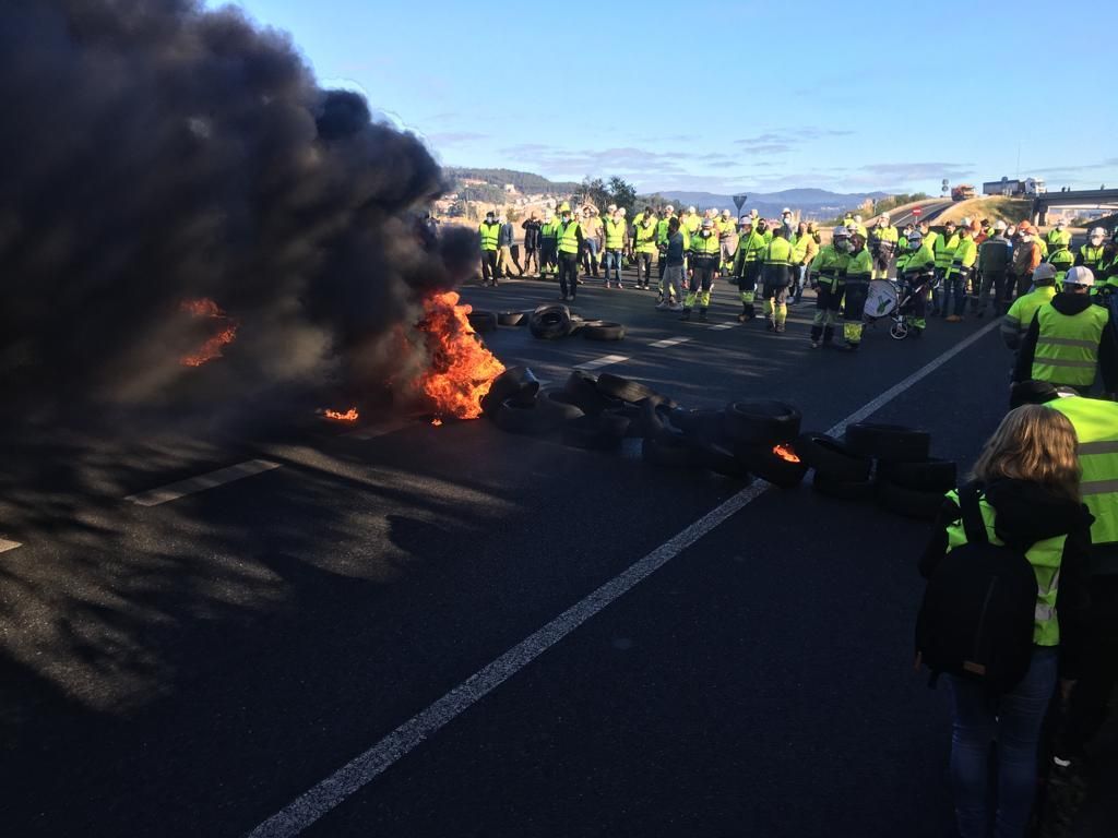 Movilización de los trabajadores de Ence: cortan la autovía de Marín con neumáticos ardiendo