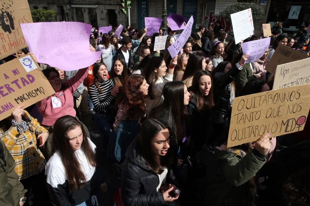 Las jóvenes viguesas se ponen en pie: "Tú, machista, estás en nuestra lista". // Marta G. Brea | Borja Melchor