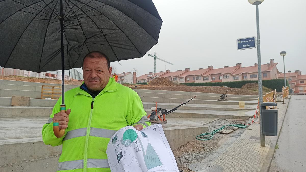 Así se ve ya el nuevo parque para los jóvenes de La Fresneda, con gradas y espacio de deporte al aire libre