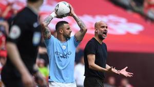 London (United Kingdom), 03/06/2023.- Manchester City manager Pep Guardiola (R) reacts as Kyle Walker (C) of Manchester City throws in during the FA Cup final soccer match between Manchester City and Manchester United, in London, Britain, 03 June 2023. (Reino Unido, Londres) EFE/EPA/ANDY RAIN EDITORIAL USE ONLY. No use with unauthorized audio, video, data, fixture lists, club/league logos or live services. Online in-match use limited to 120 images, no video emulation. No use in betting, games or single club/league/player publications.