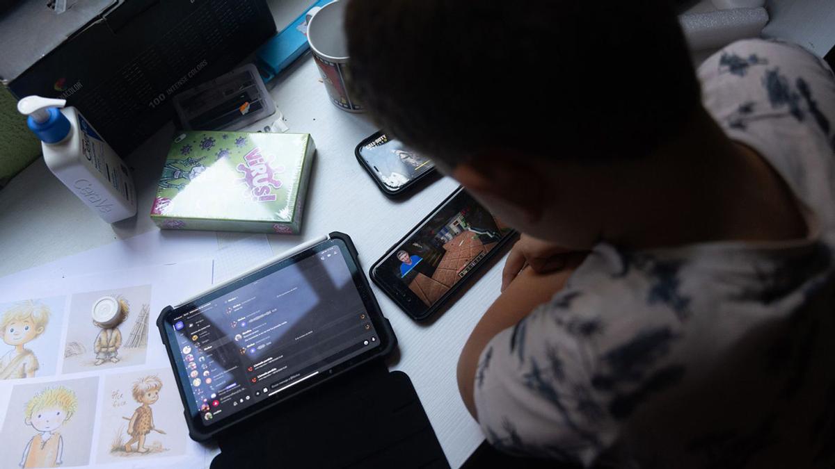 Un menor utiliza varias pantallas a la vez.