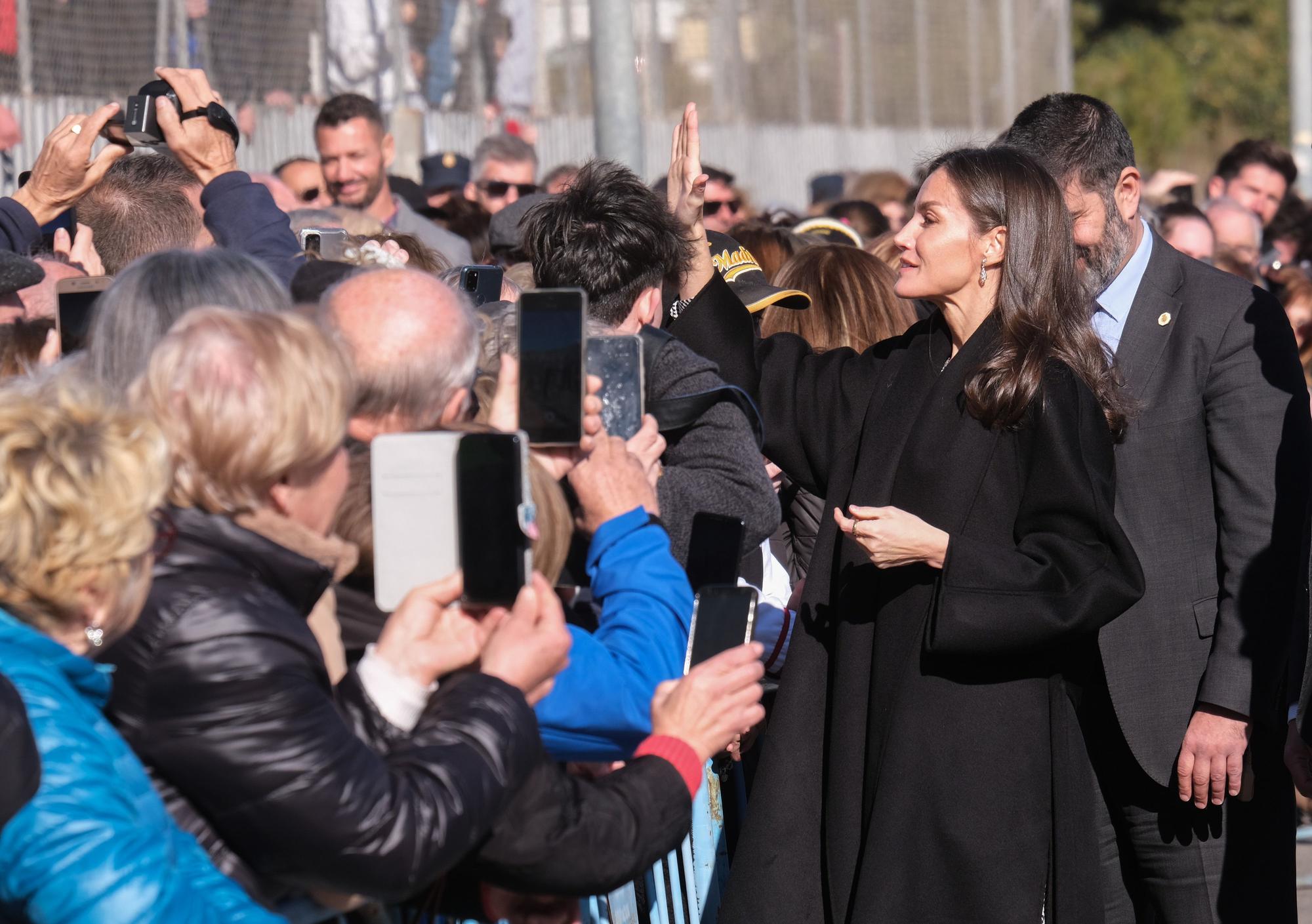 Recibimiento por todo lo alto y con gritos de "guapa" a la reina Letizia en Petrer