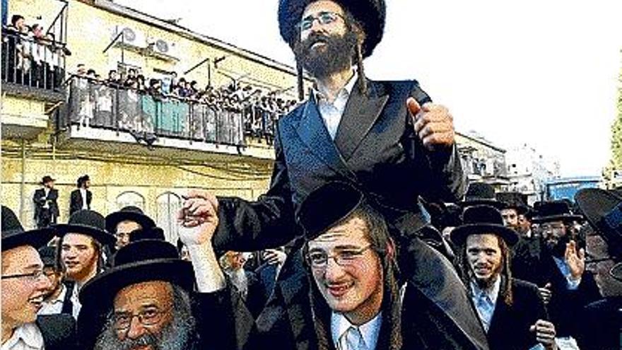 Miles de ortodoxos se manifiestan en Jerusalén a favor de la segregación entre judíos.