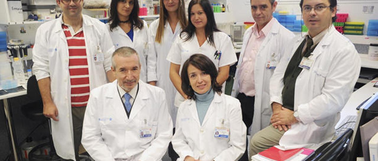 Roberto Rodríguez Jiménez, primero por la derecha, con miembros del equipo de Psiquiatría del Hospital Doce de Octubre.