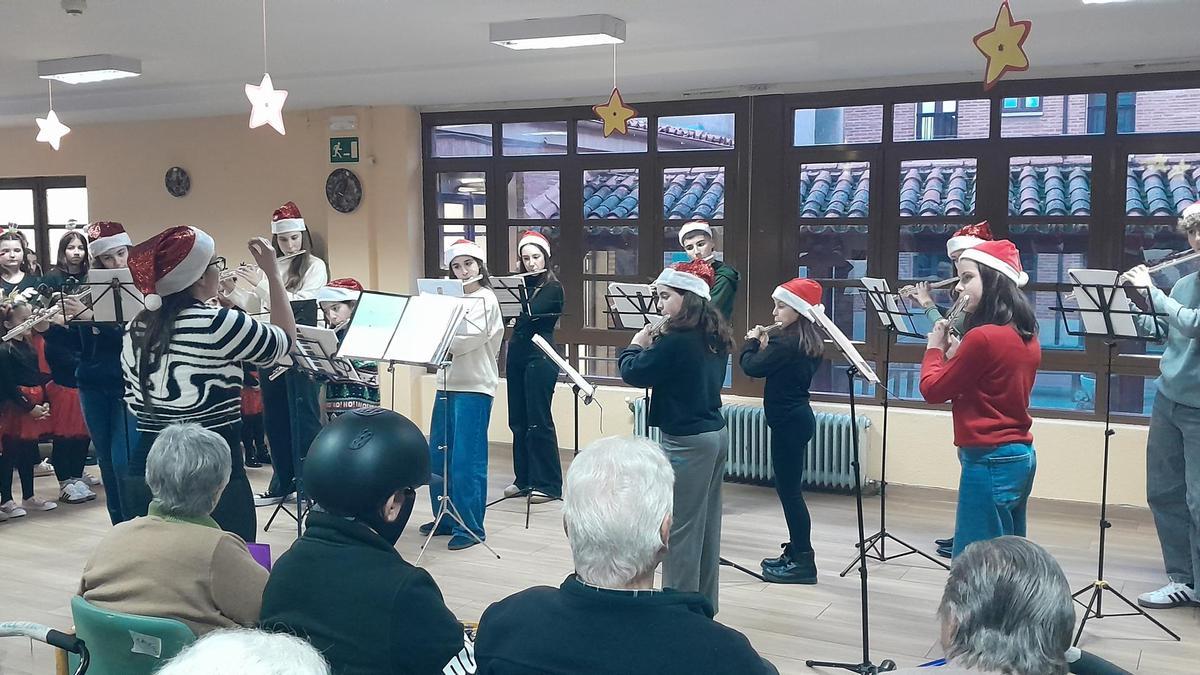 La Escuela de Música «Jesús López Cobos» de Toro visita las residencias locales por Navidad La Escuela de Música «Jesús López Cobos» de Toro visita las residencias locales por Navidad
