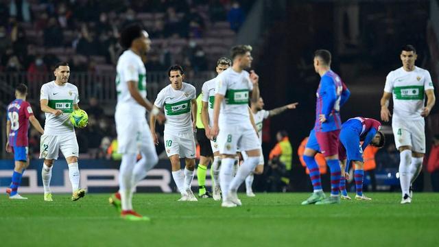 Los jugadores del Elche, en el Camp Nou