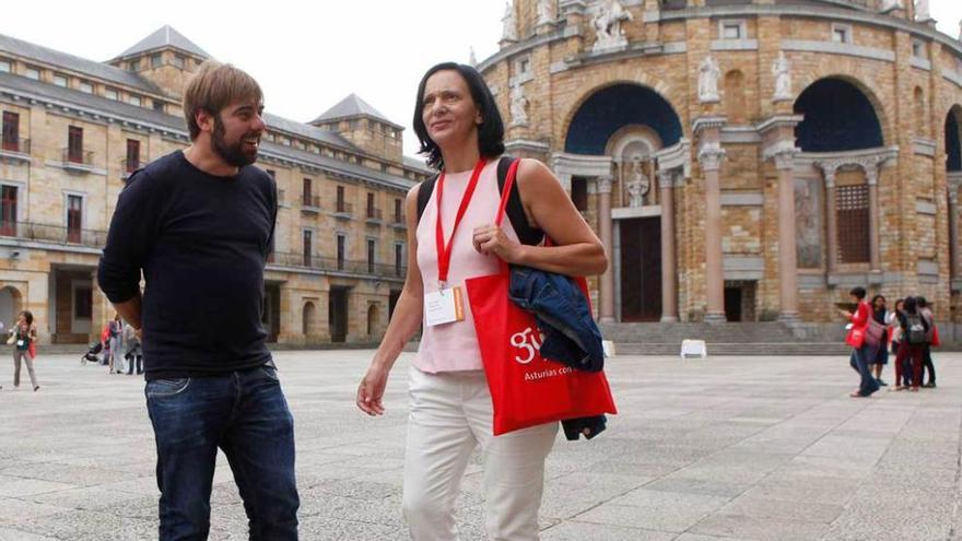 Daniel Ripa y Carolina Bescansa, ayer, en la Laboral de Gijón.