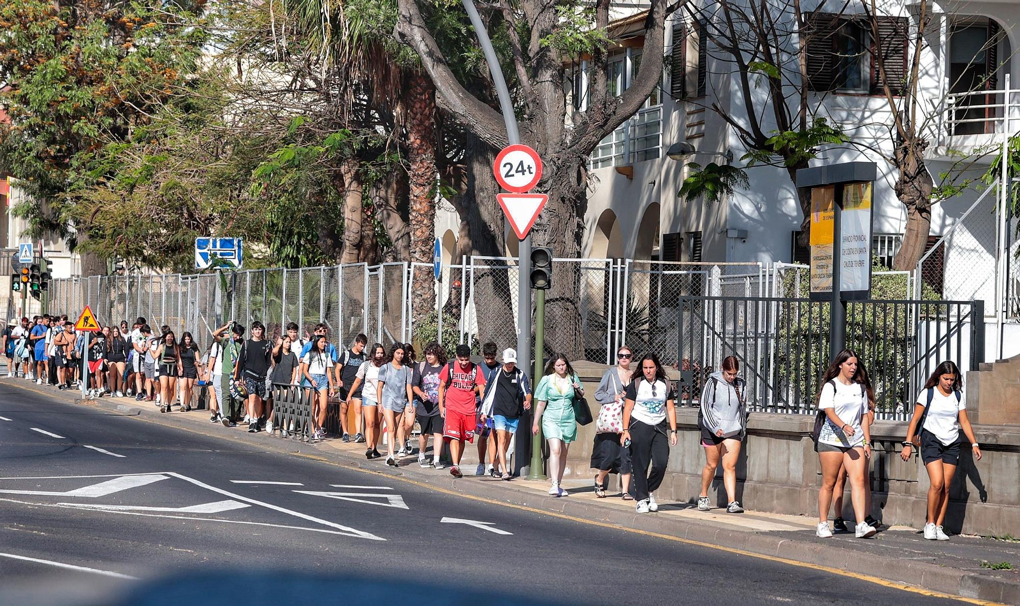 Caminata desde el IES Andrés Bello, recogida de residuos y jornada deportiva en Las Teresitas