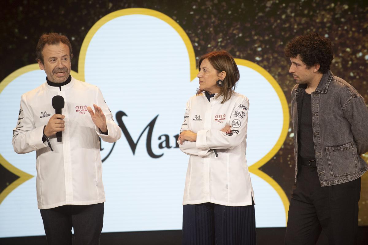 Los chefs de Casa Marcial, Nacho y Esther Manzano, durante la gala de la Guía Michelin 2025, en el Auditorio y Centro de Congresos Víctor Villegas, a 26 de noviembre de 2024, en Murcia
