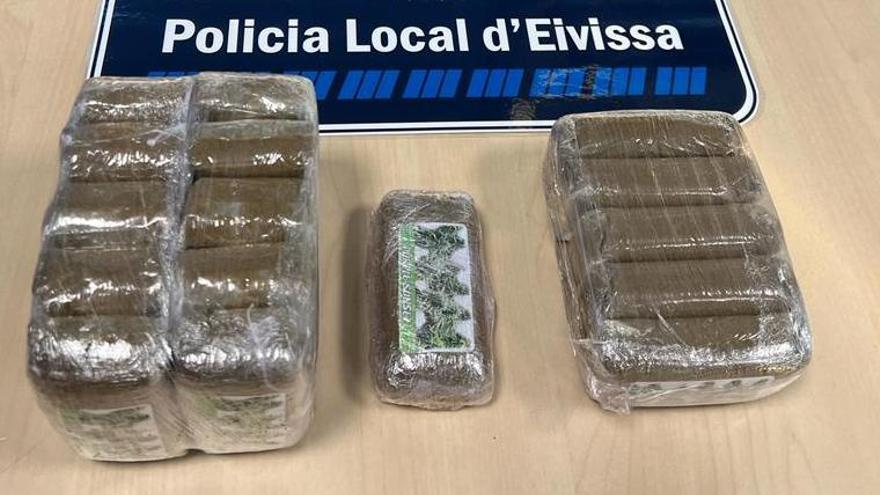 Huye en moto de la policía de Ibiza y lanza una mochila con 1,6 kilos de marihuana