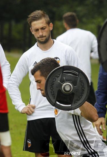 La plantilla entrena bajo la lluvia con el 'shock'