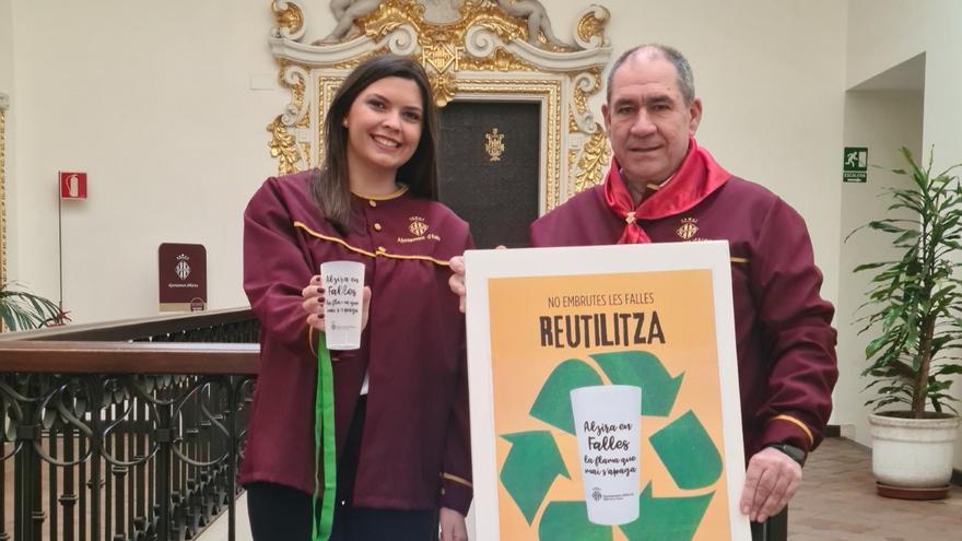 Alzira reparte vasos reutilizables e instala más urinarios para mantener la ciudad limpia