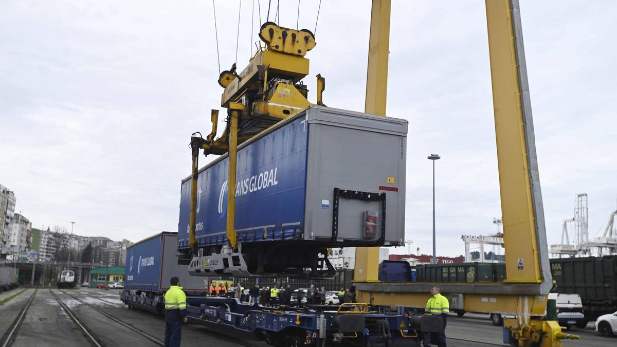 Movimiento de mercancías en el puerto de Guixar de Vigo.