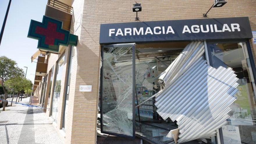 Detenido un conductor ebrio tras empotrarse en una farmacia, dañar un remolque y darse a la fuga