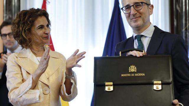 L’exvicepresidenta María Jesus Montero junt amb el nou ministre d’Hisenda, Arcadi España, el 27 de març. | MARISCAL / EFE