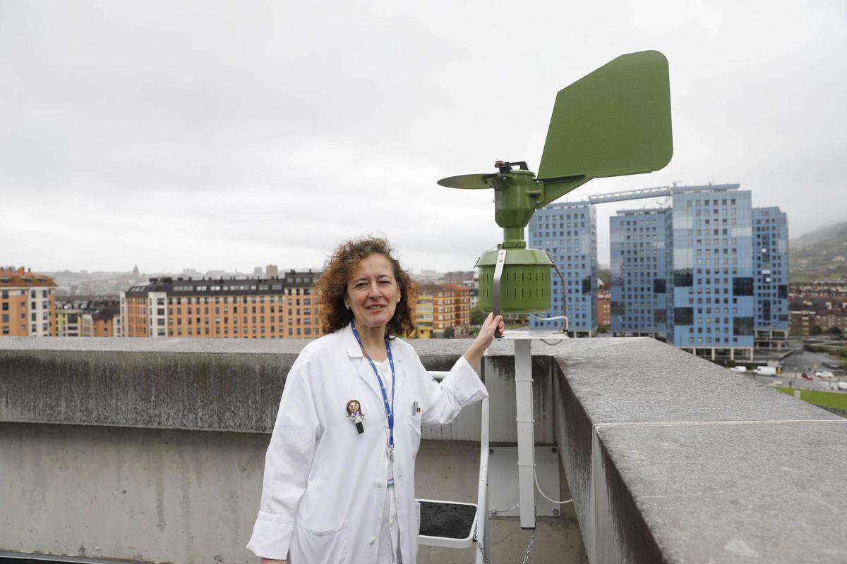 La doctora Dolores Quiñones con el captador de polen instalado en una de las terrazas del Hospital Universitario Central de Asturias (HUCA).