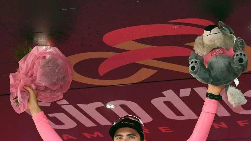 Dumoulin, vestido de rosa, celebra su victoria.