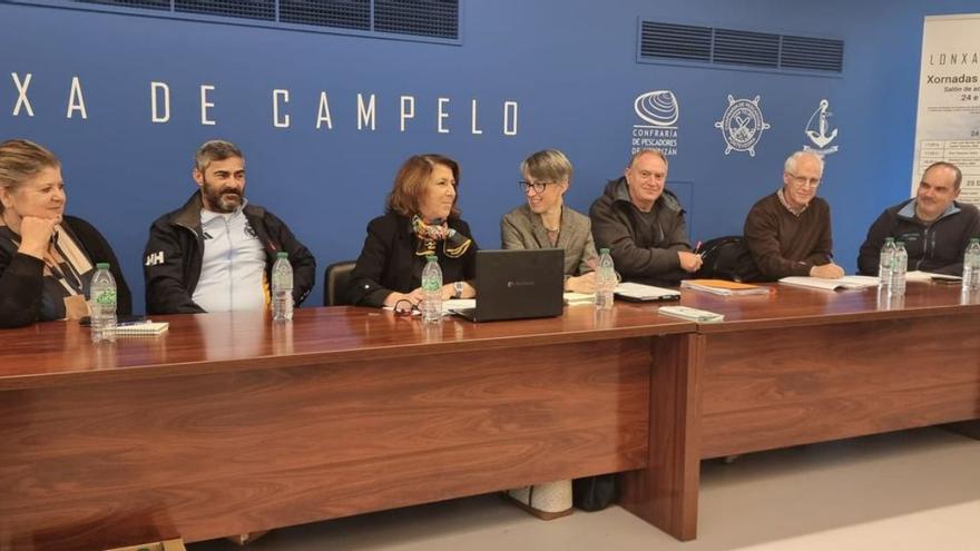 Asistentes al encuentro con las cofradías de pescadores de Lourizán, Pontevedra y Raxó. |  FdV